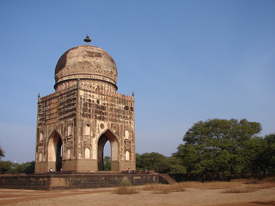 Fayl:Barid Shahi tombs.jpg