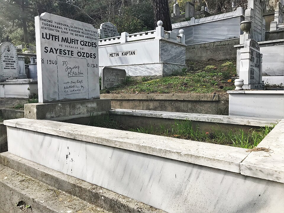 Fayl:Grave of Lütfi Müfit Özdeş.jpg