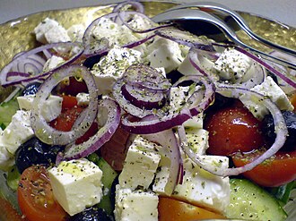 Boshqa mamlakatlarda beriladigan grek salati. Asosiy farqlari shundaki, bunda feta pishlogʻi bitta toʻrtburchak boʻlagi oʻrniga bir nechta kub shaklida kesiladi va piyoz miqdori koʻproq boʻladi.