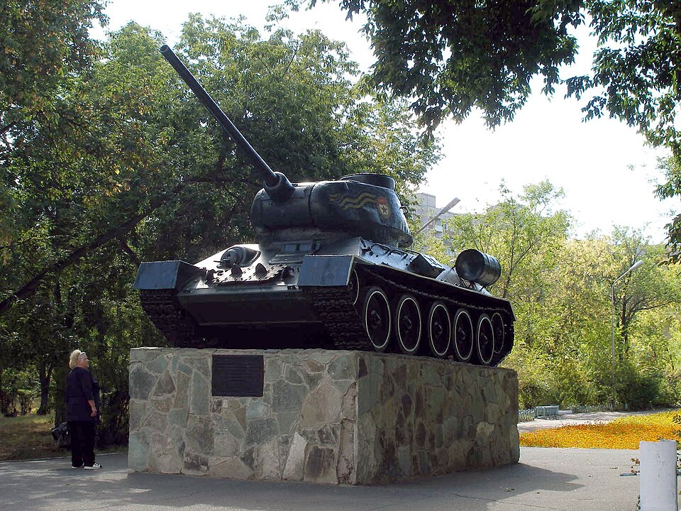 Fayl:T-34-85 Pavlodar tank front view.JPG