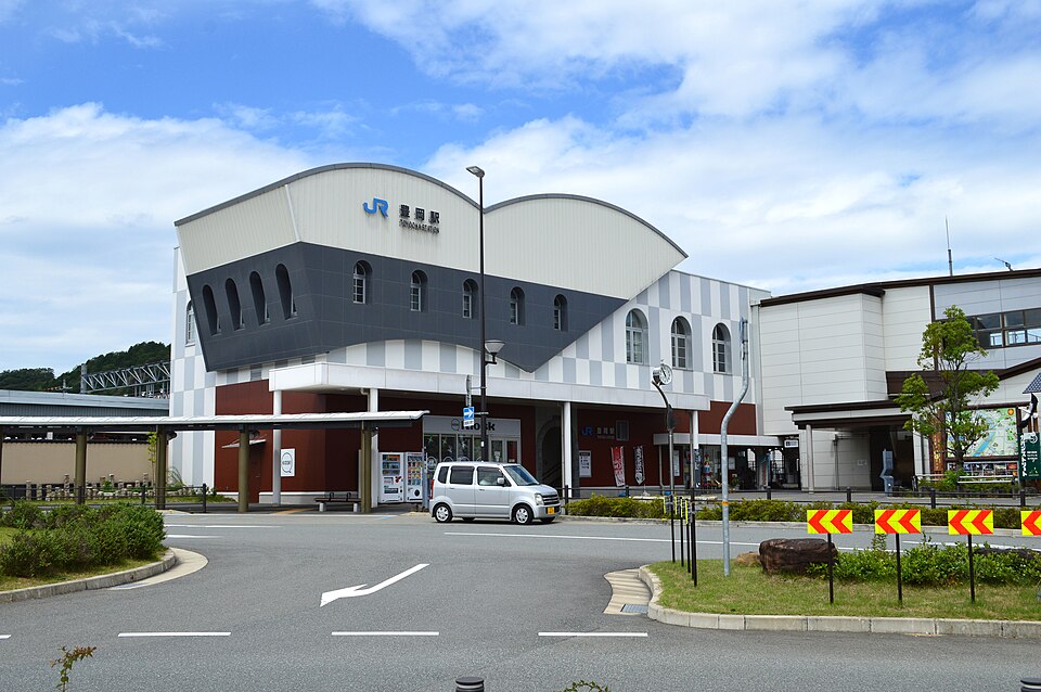 Fayl:Toyooka Station (Toyooka) ekisha.JPG