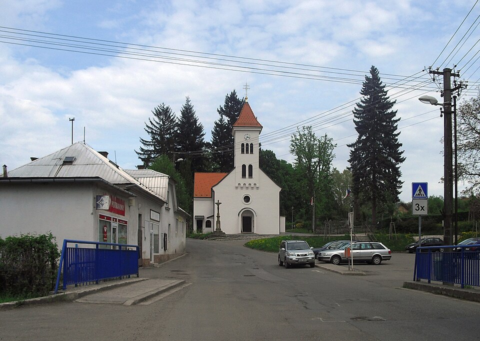 Fayl:Březnice (ZL), náves.JPG