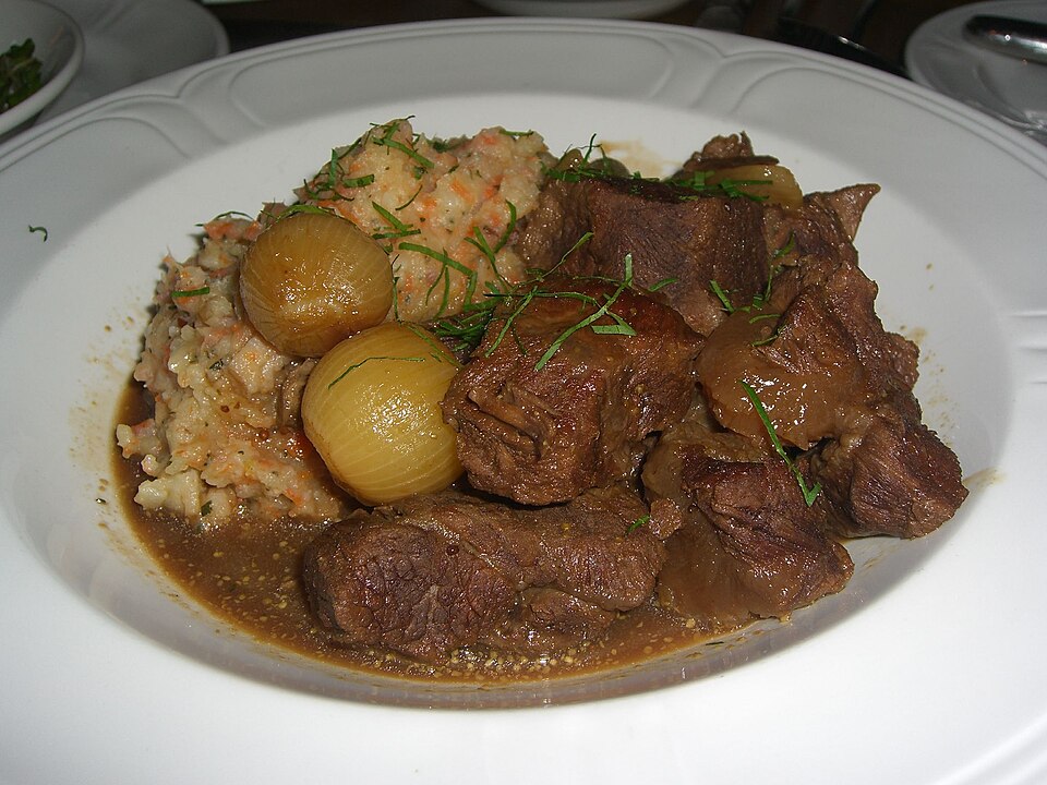 Fayl:Carbonnade flamande accompagnée de stoemp.jpg