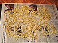 Kesme noodle, quritish uchun qo'yilishi