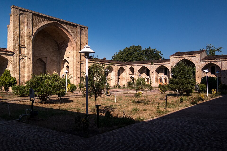 Fayl:Farah Abad's Mosque 2.jpg