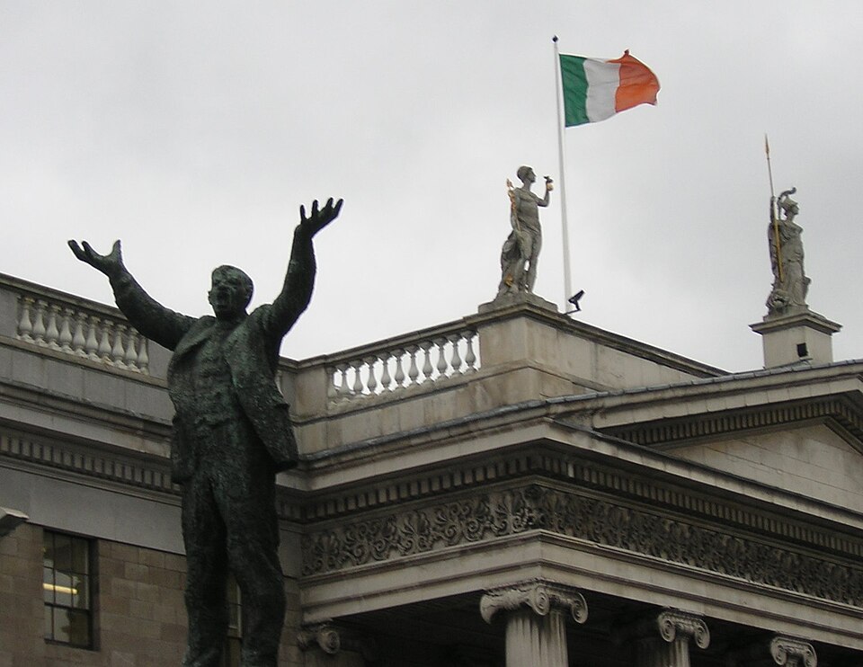 Fayl:Larkin oconnell street.jpg