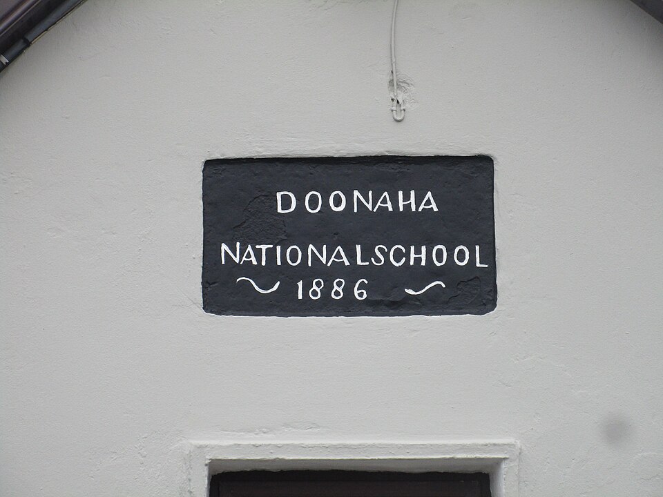 Fayl:Plaque Doonaha National School.jpg