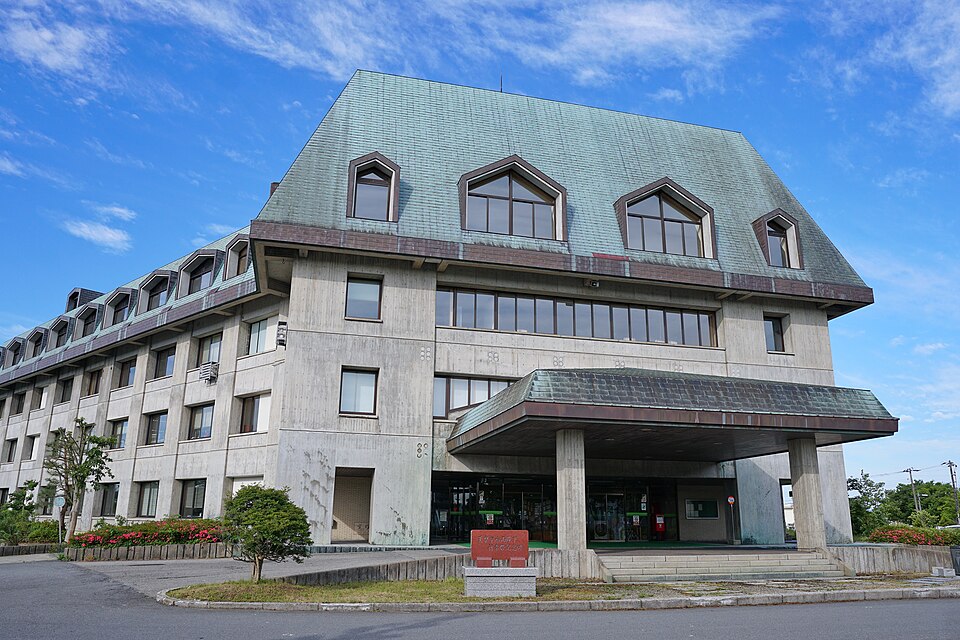 Fayl:Gojome Town Hall 202606.jpg