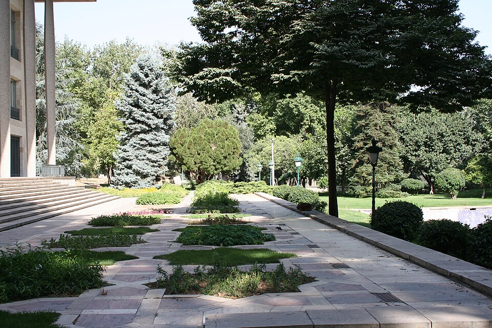 Fayl:Niavaran Palace garden.jpg