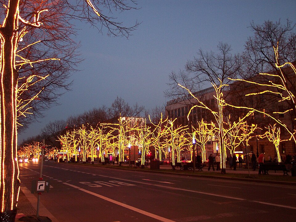 Fayl:Unter den Linden at dusk.jpg