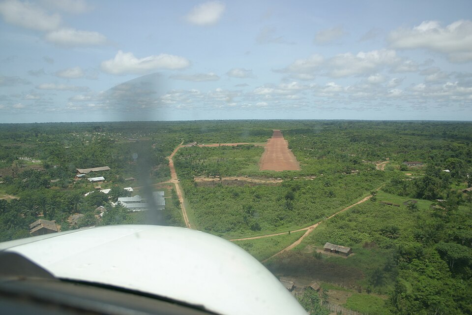 Fayl:Aeroport de Basankusu.jpg