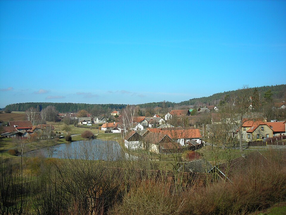Fayl:Blažejovice - pohled od školy.jpg