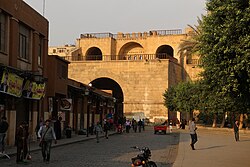 Bab al-Futuhning ichki tomoni (yuqori qavati koʻrinib turgan uzoqroq rakurs)