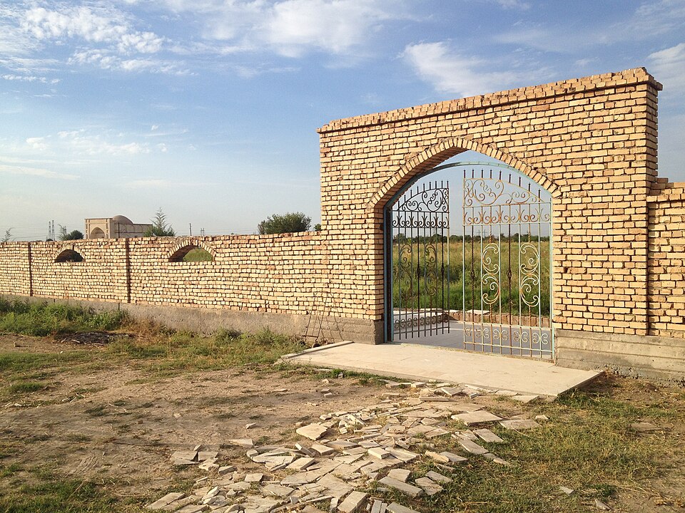 Fayl:Kyzyl mazar cemetery gates.jpg