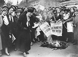 Louise Weiss boshqa Parij sufrajist ayollar bilan birga, 1935-yil. Gazetaning sarlavhasida „Fransuz ayoli ovoz berishi kerak“ deb yozilgan.
