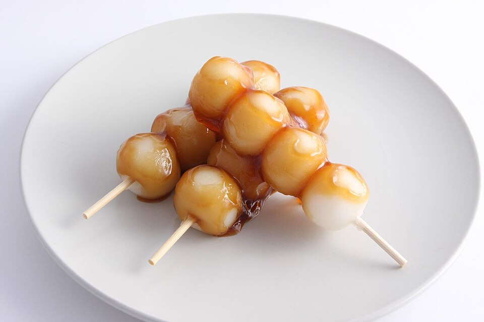 Fayl:Mitarashi dango by denver935.jpg