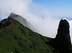 Rishiri togʻining choʻqqisi pastdan olingan