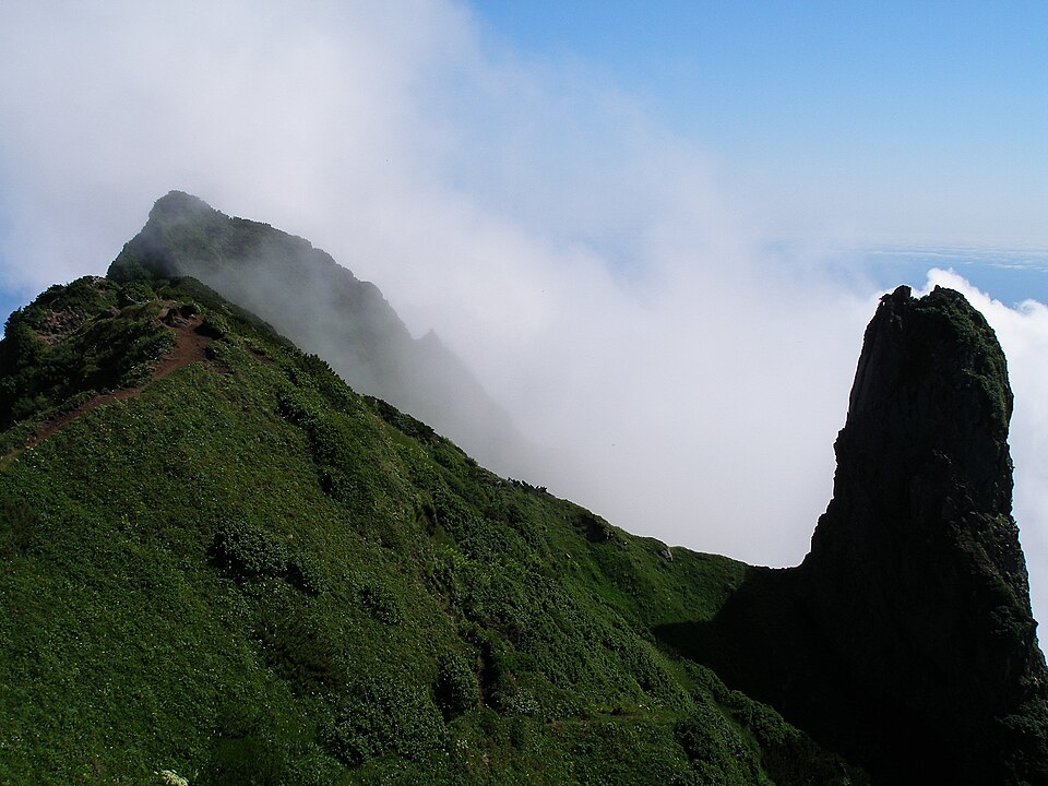 Fayl:Mt. Rishiri peak.JPG