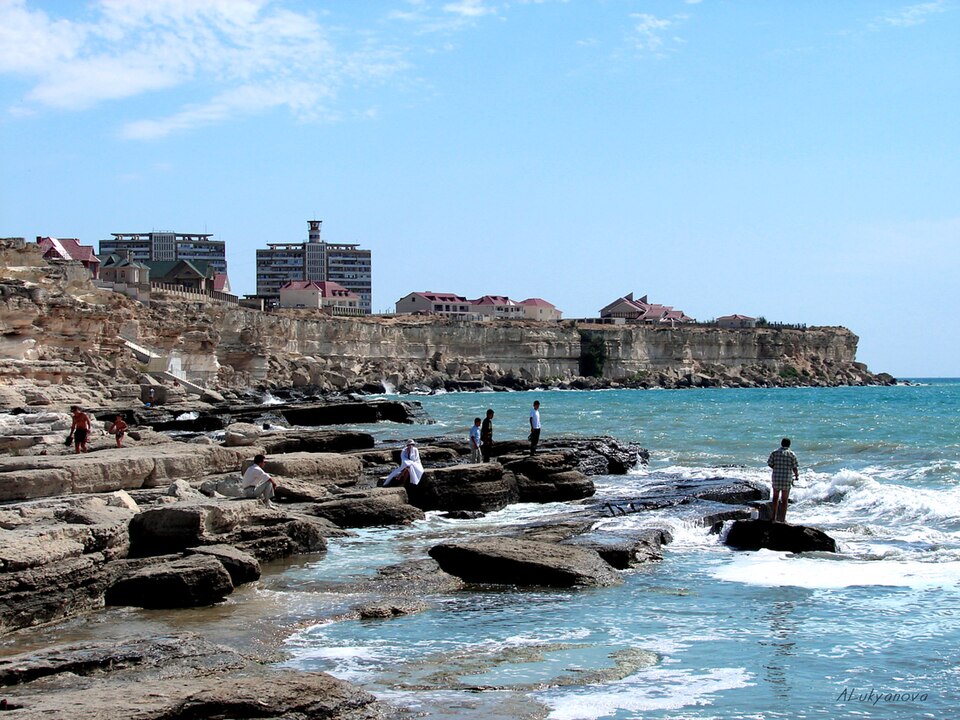 Fayl:Aktau Light house Caspian Sea.jpg