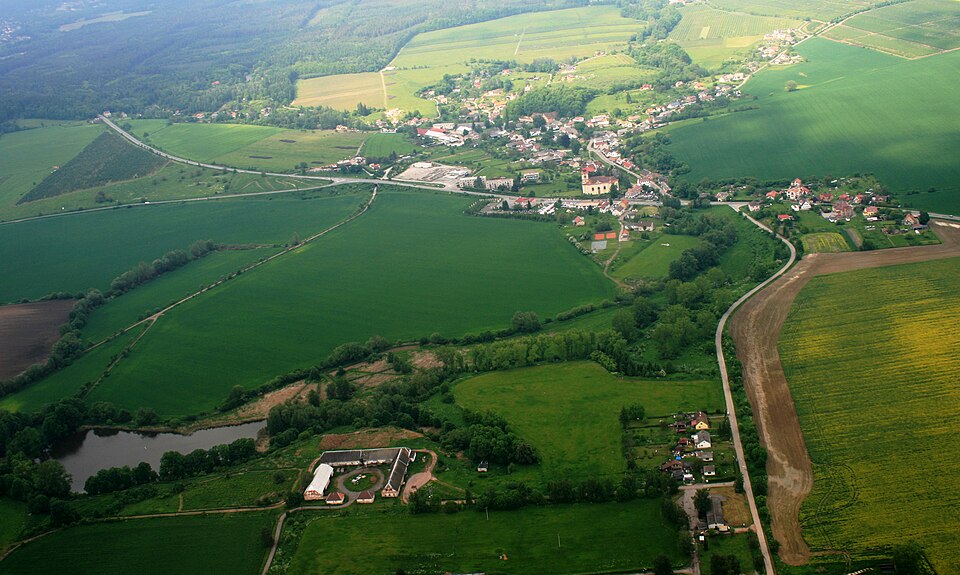 Fayl:Choustníkovo Hradiště from air 2.jpg