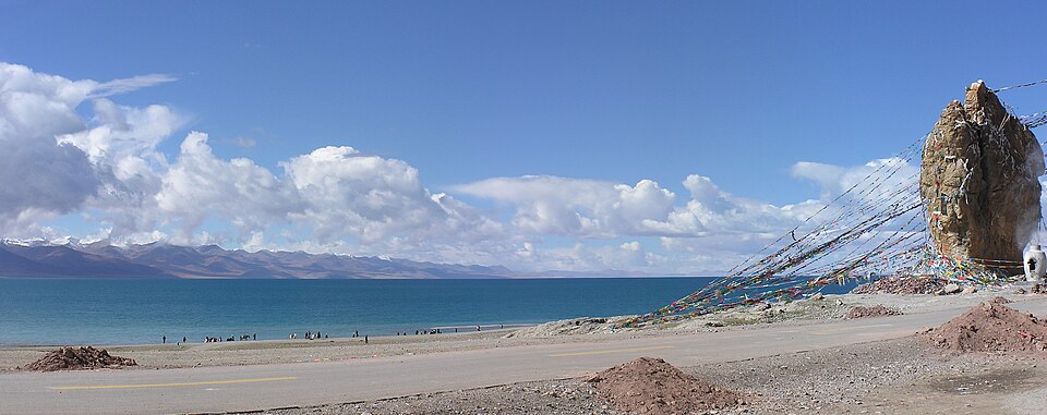 Fayl:Namtso-and-holy-rock.jpg