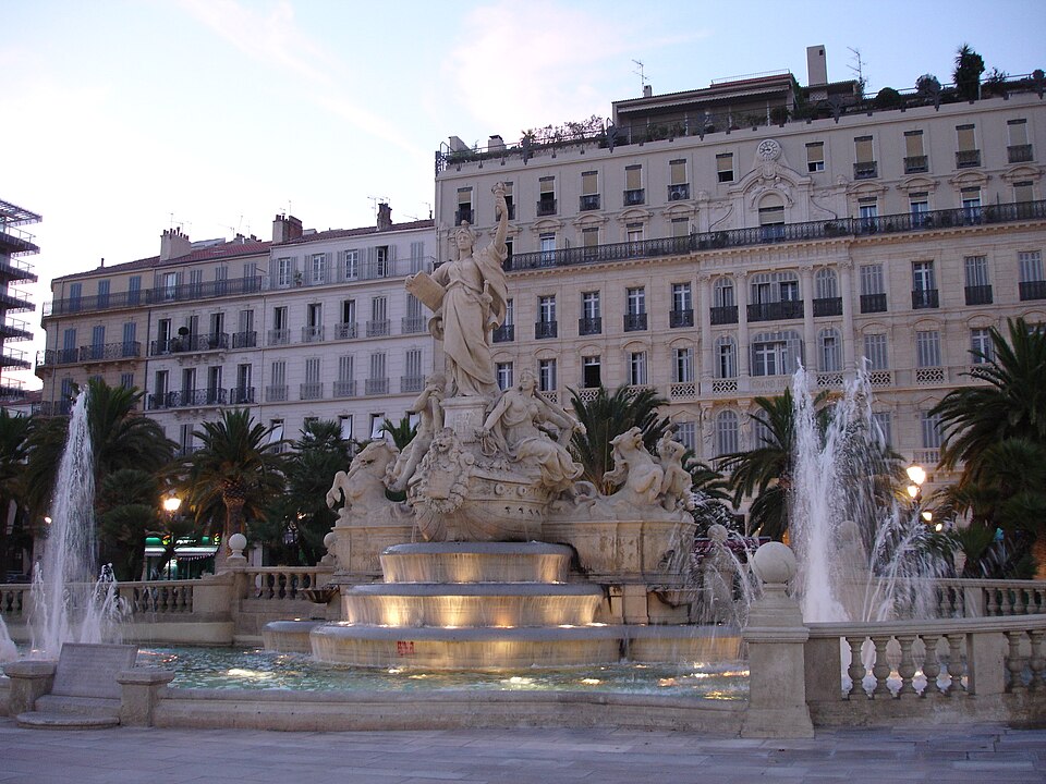 Fayl:Toulon place de la liberté-fontaine.jpg