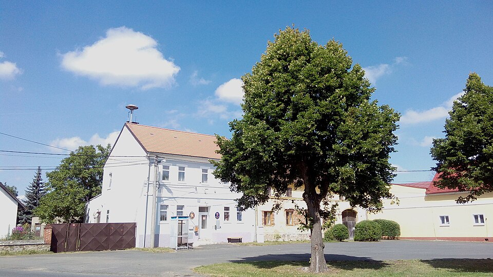 Fayl:Town hall in Semněvice.jpg