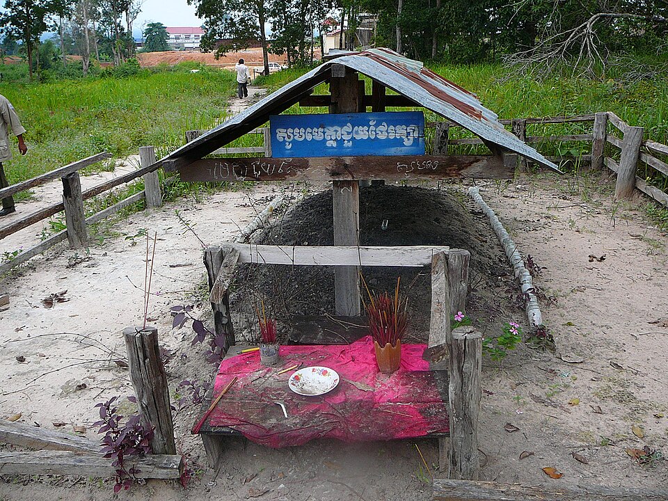 Fayl:Graf pol pot.JPG