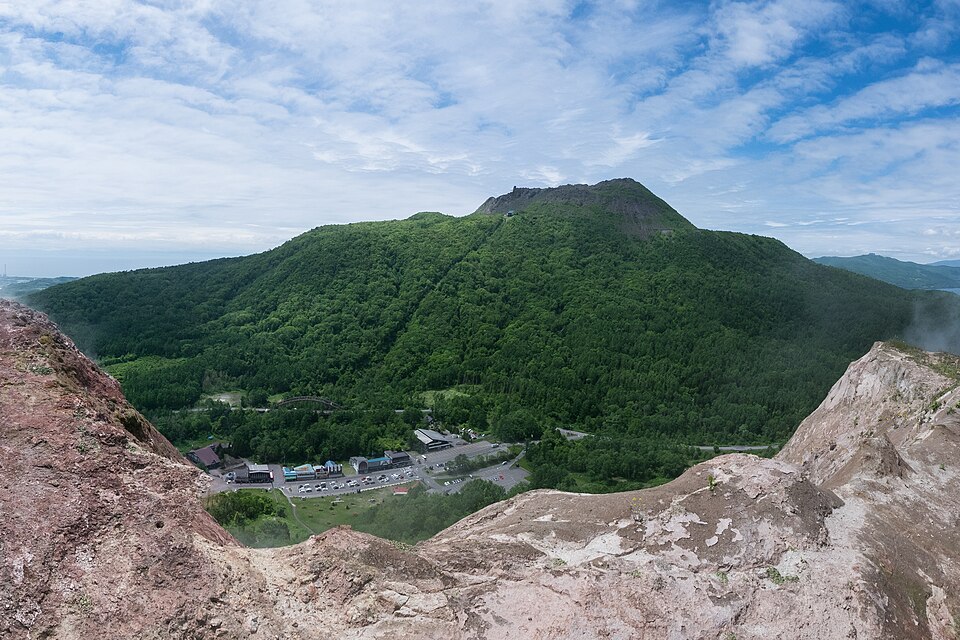 Fayl:Mount Usu from Shōwa-shinzan (35924431674).jpg