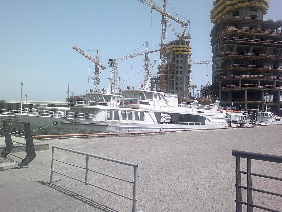 Fayl:Salatin Askerova ship in Baku.jpg