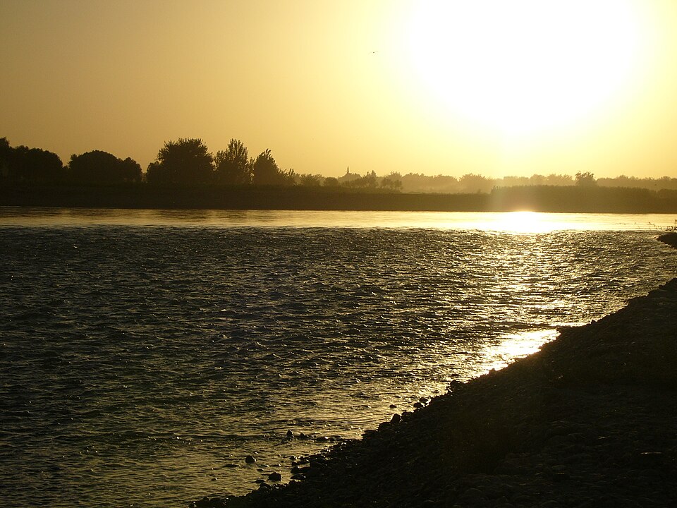 Fayl:Sunset over Helmand River.JPG