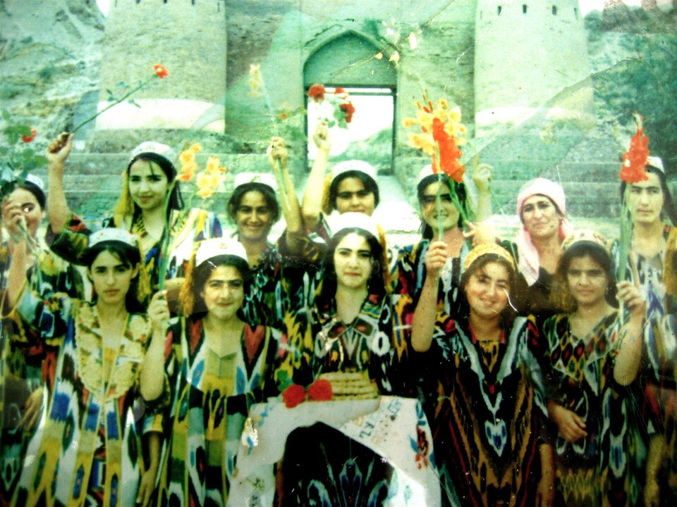 Fayl:Tajik women.jpg