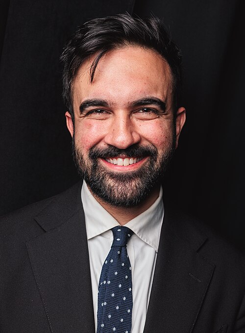 Fayl:Zohran Mamdani 05.25.25 (b) (cropped).jpg