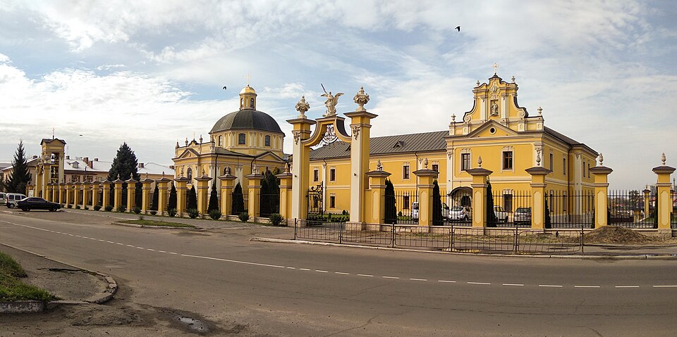 Fayl:Панорама монастиря Юра. Червоноград.jpg