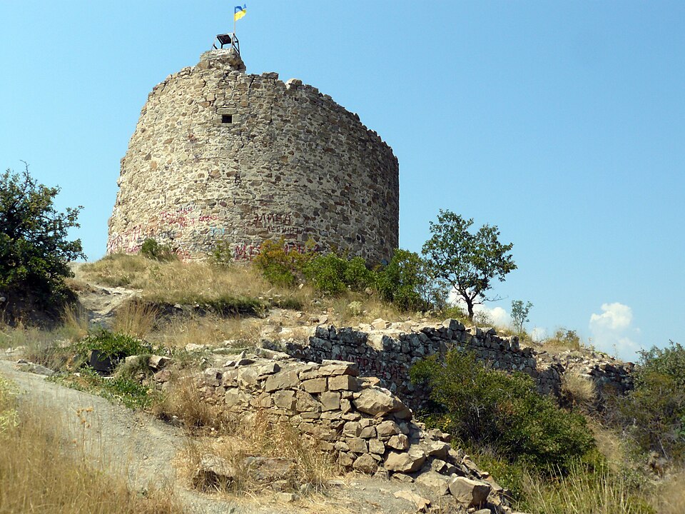 Fayl:Choban-Kule and ruins.JPG