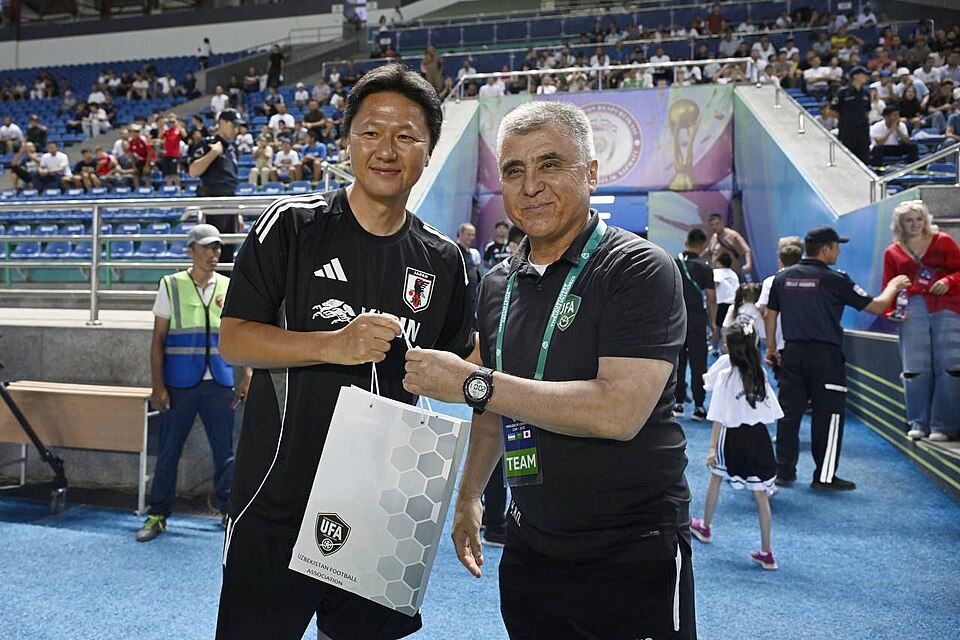 Fayl:Go Oiwa and Ravshan Khaydarov.jpg