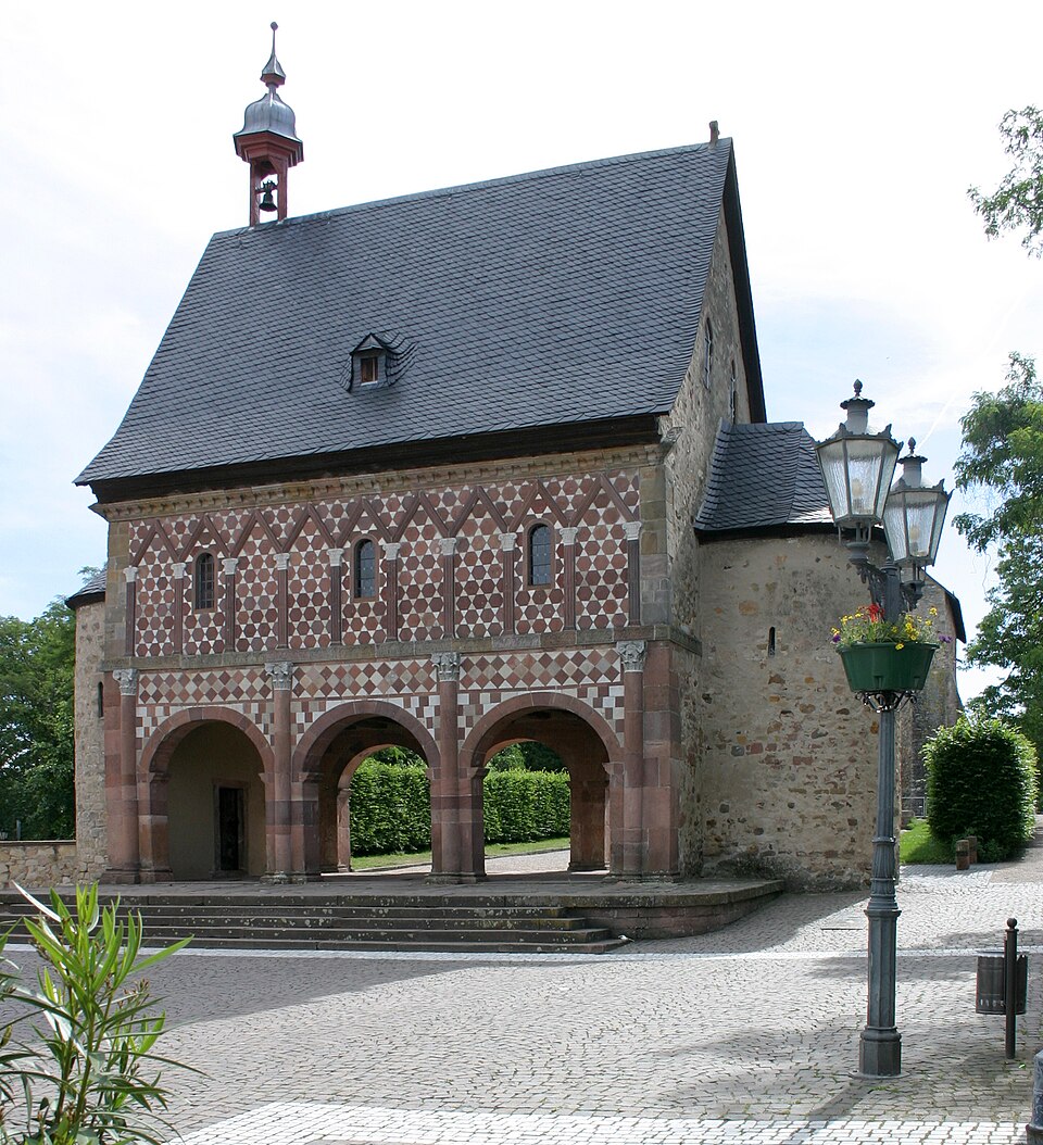 Fayl:Lorsch-Karolingische Torhalle-10-gje.jpg