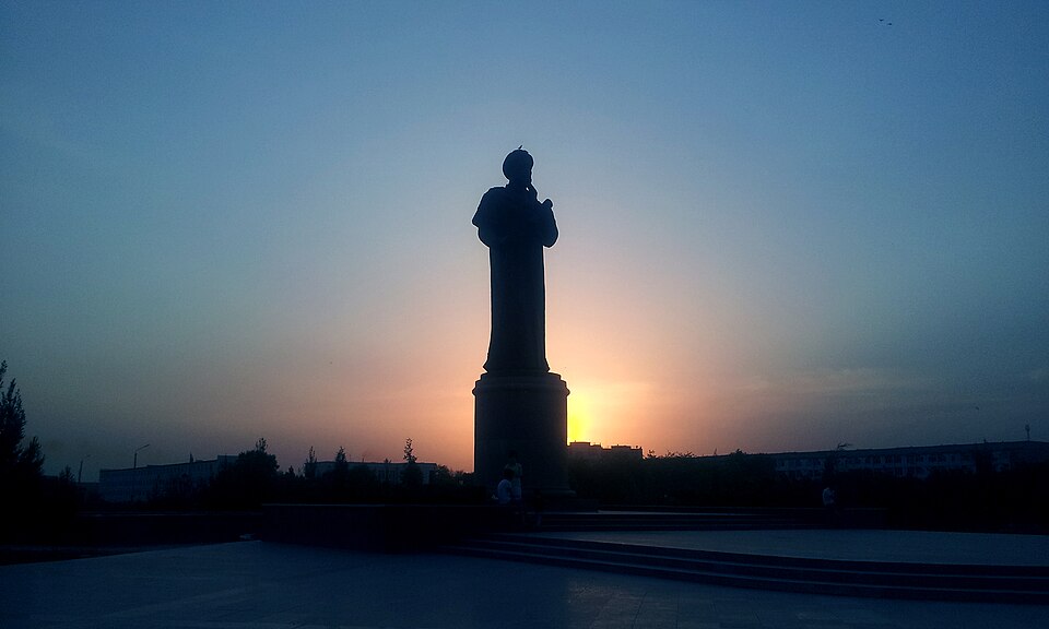 Fayl:Navoi Alisher Navoiy haykali.jpg