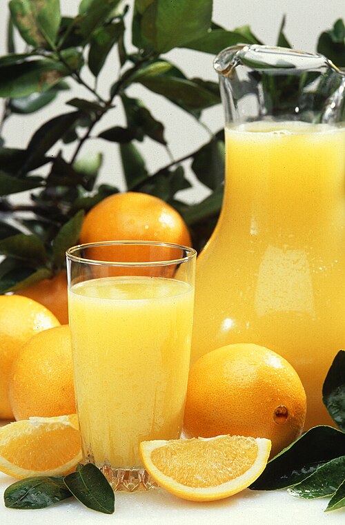 Fayl:Oranges and orange juice.jpg