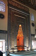 The mihrab of the mosque. Above the mihrab is an inscription in Persian, reading amal-i ustādhān-i Tabrīz („work of the masters of Tabriz“).