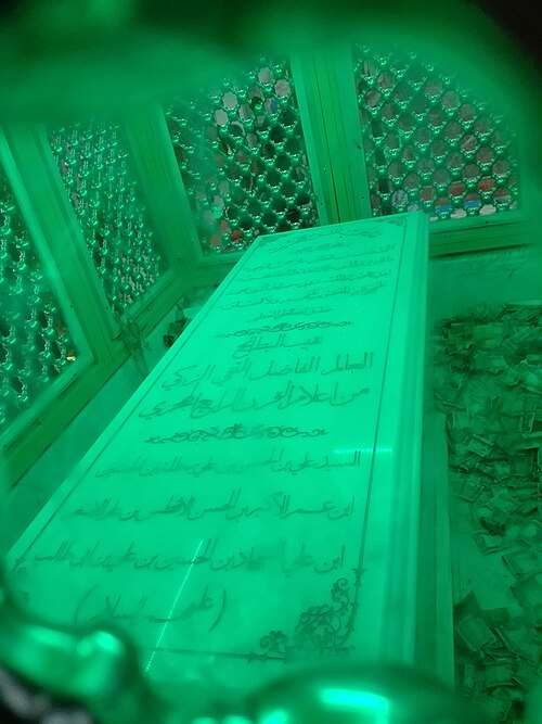 Fayl:من داخل الضريح.jpg
