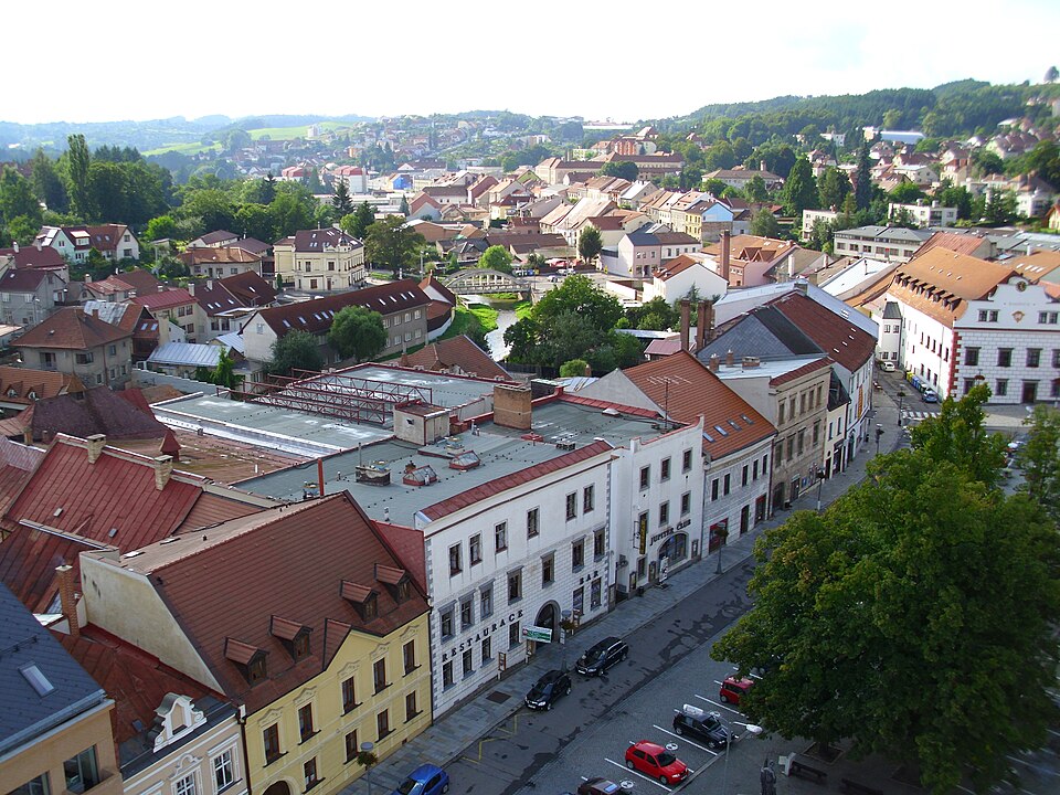 Fayl:Aerial view of Velke Mezirici.jpg