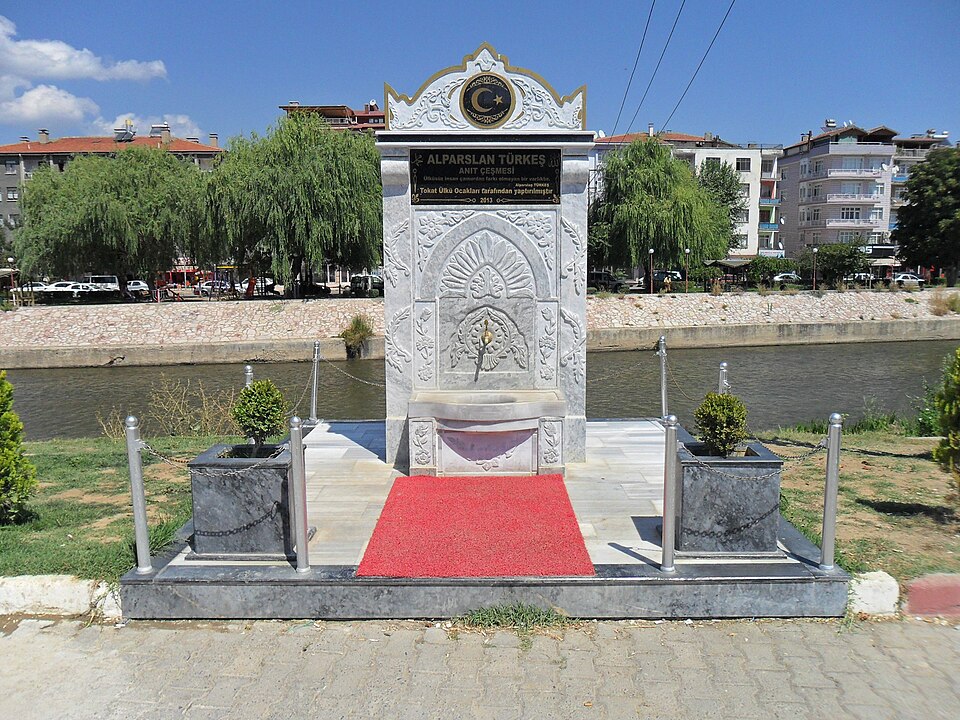 Fayl:Alparslan Türkeş anıt çeşmesi.JPG