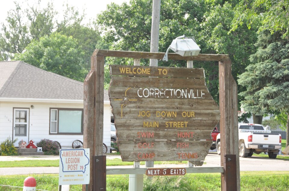 Fayl:CorrectionvilleIA Sign.jpg