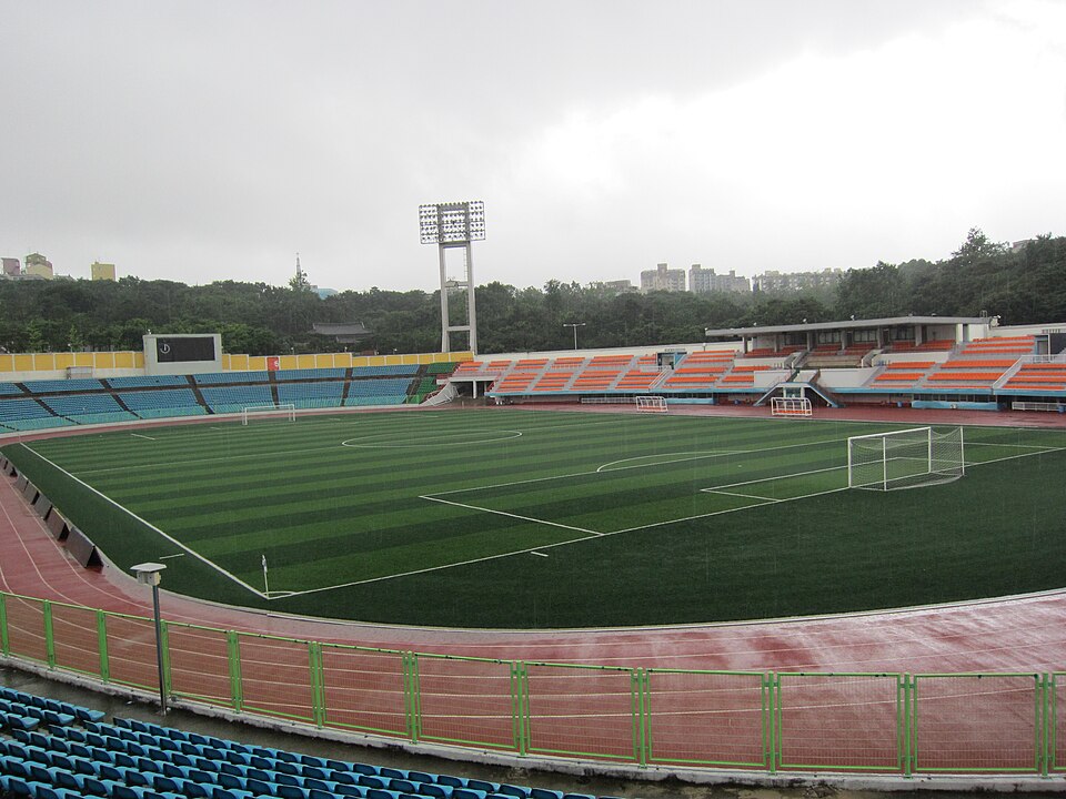 Fayl:Hyochang Stadium.JPG