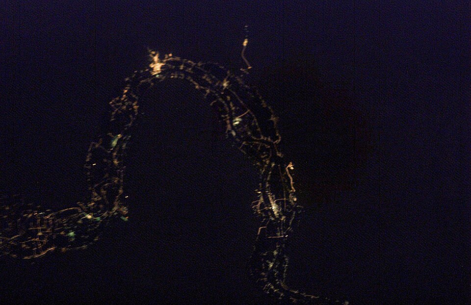Fayl:Lights along the Nile.jpg