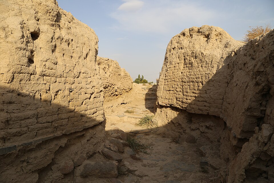 Fayl:Tamdy Hillfort.jpg