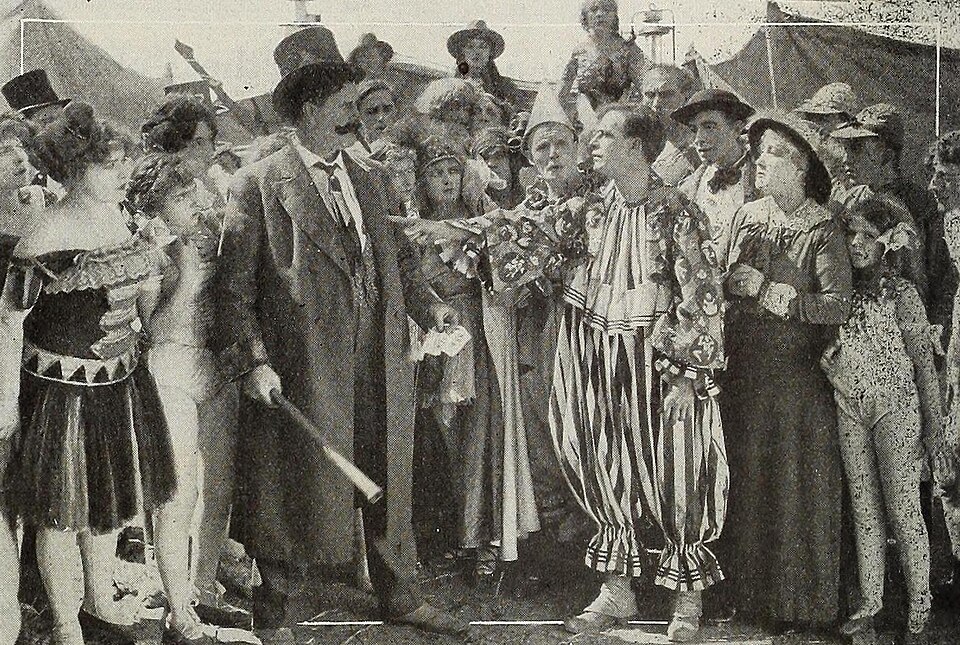 Fayl:Thecircusman-scene-motionpicturenews-1914.jpg