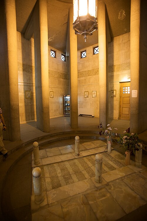 Fayl:Avicenna Mausoleum interior.jpg