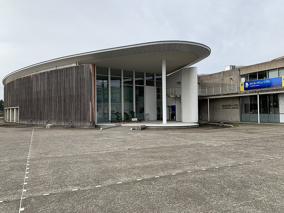 Fayl:Hotaruika Museum, Toyama, Japan.jpg